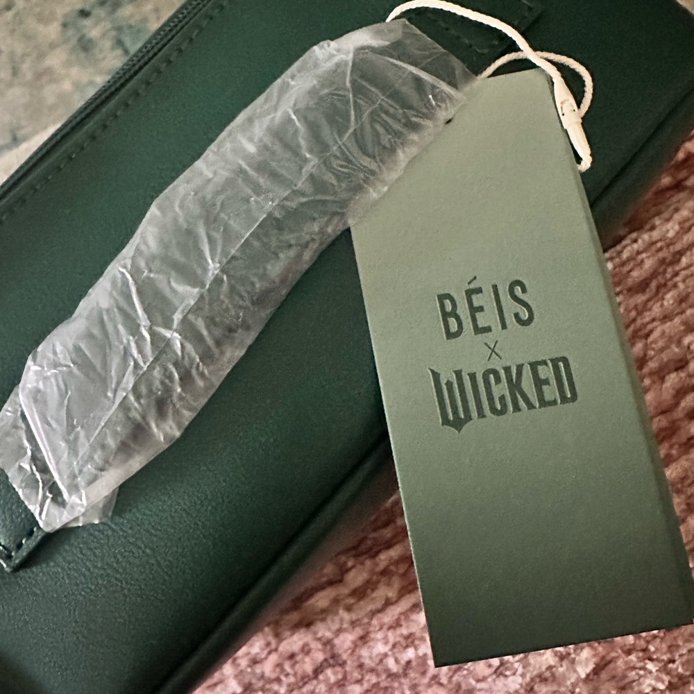 The Wicked Toiletry Kit in Wicked Green BEIS NWT